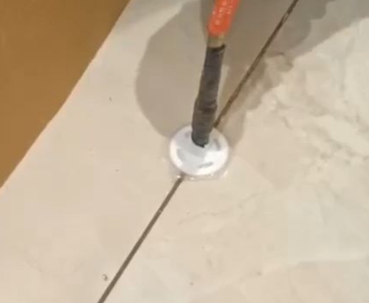 横县瓷砖空鼓维修公司专业解答瓷砖在铺贴过程中，如果没有涂抹均匀到位的粘结材料（如水泥砂浆或瓷砖胶），可能会导致以下问题