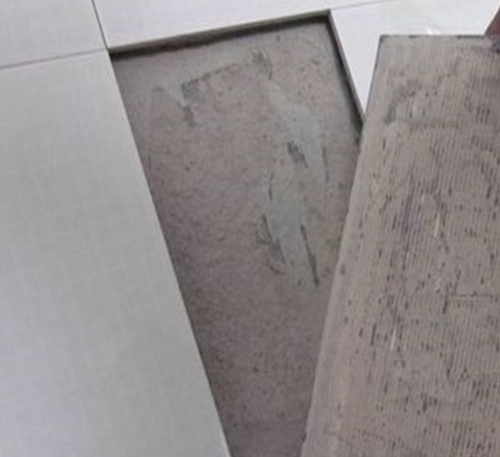 横县瓷砖空鼓维修公司分享瓷砖铺贴时如果打浆（即涂抹在瓷砖背面和基层上的砂浆或瓷砖胶）过少，会带来以下问题